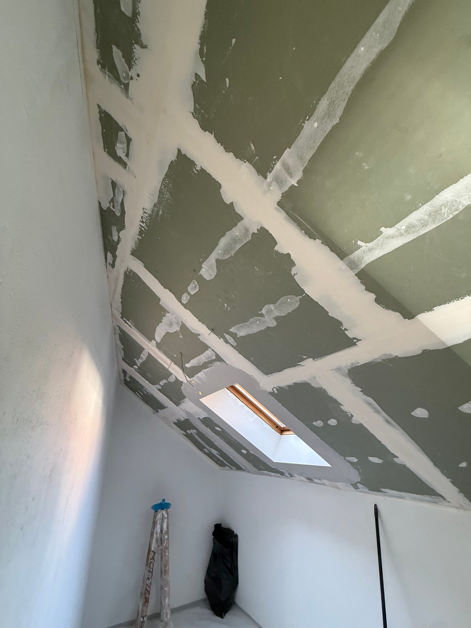 Avant intervention : plafond et rampants en plâtre brut