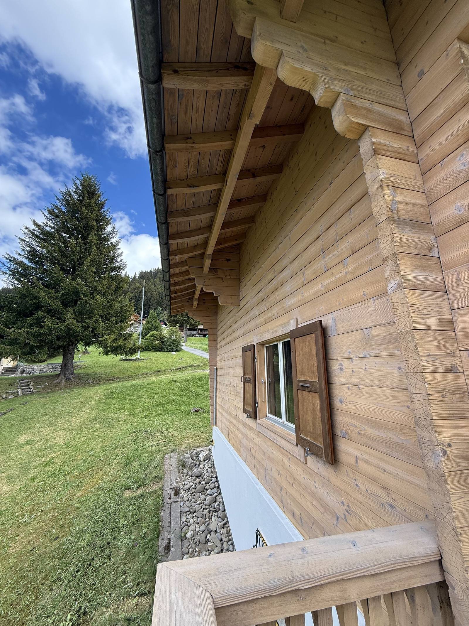 Chalet en Valais — sablage, lasure et saturateur sur façade bois par MNPro