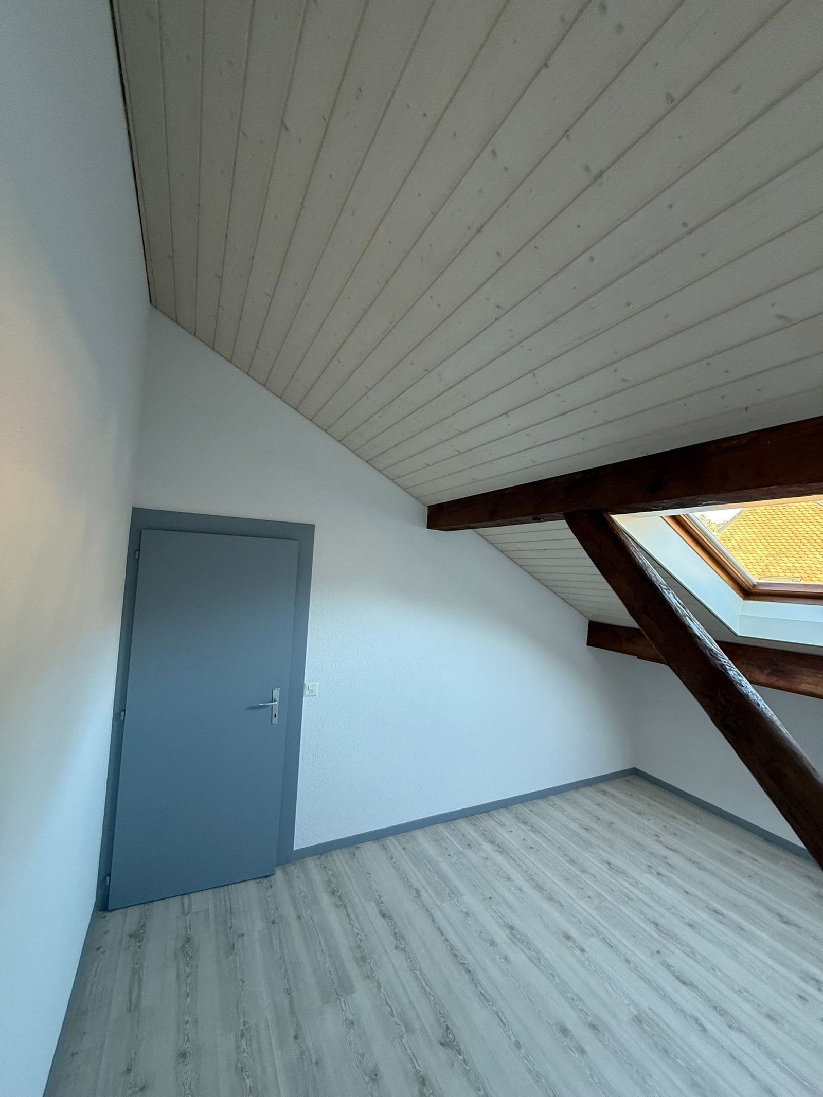 Combles rénovés par MNPro — plafonds, rampants et menuiseries repris