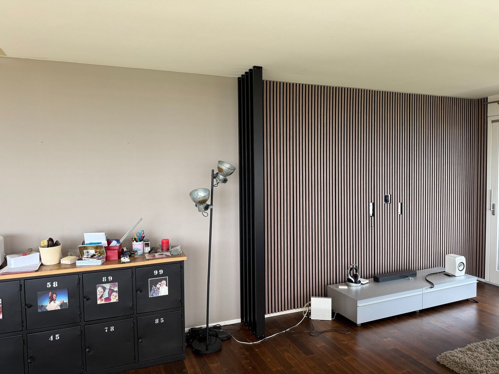 Séjour rénové par MNPro — mur en lattes de bois et finition contemporaine