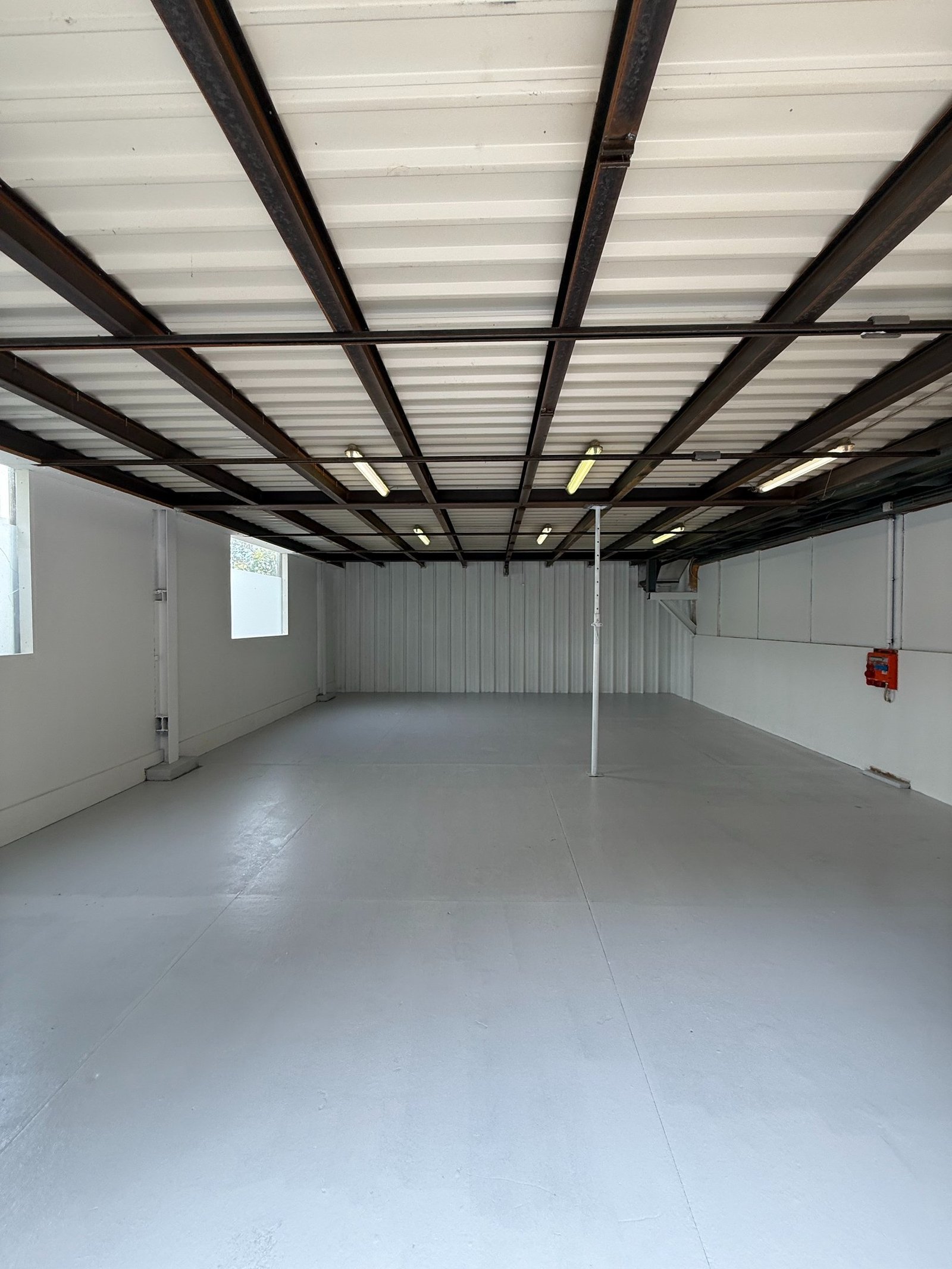 Peinture industrielle d'une halle à Saint-Maurice : sols en 2K et giclage d'une peinture Epoxy sur les murs