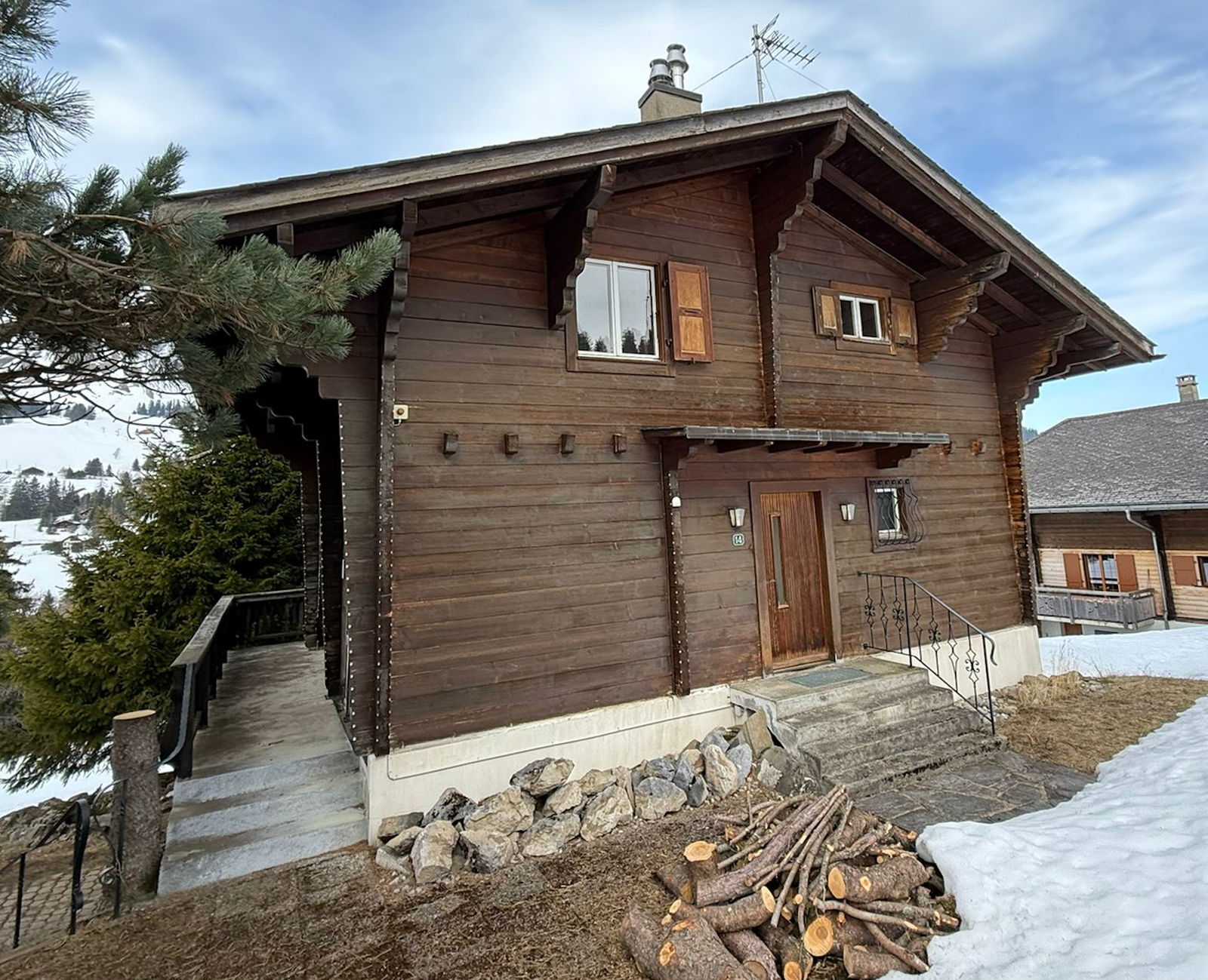 Chalet aux Mosses avant intervention — bois grisé, non traité